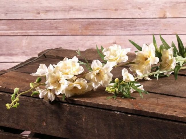 7 reasons to feature artificial flowers in your wedding day. When you could save money and have your pick of flowers, whatever the season, why not?